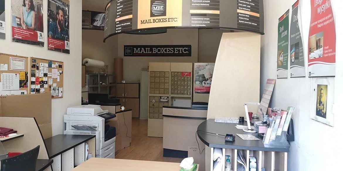 Пункт видачі Mail Boxes Etc. всередині